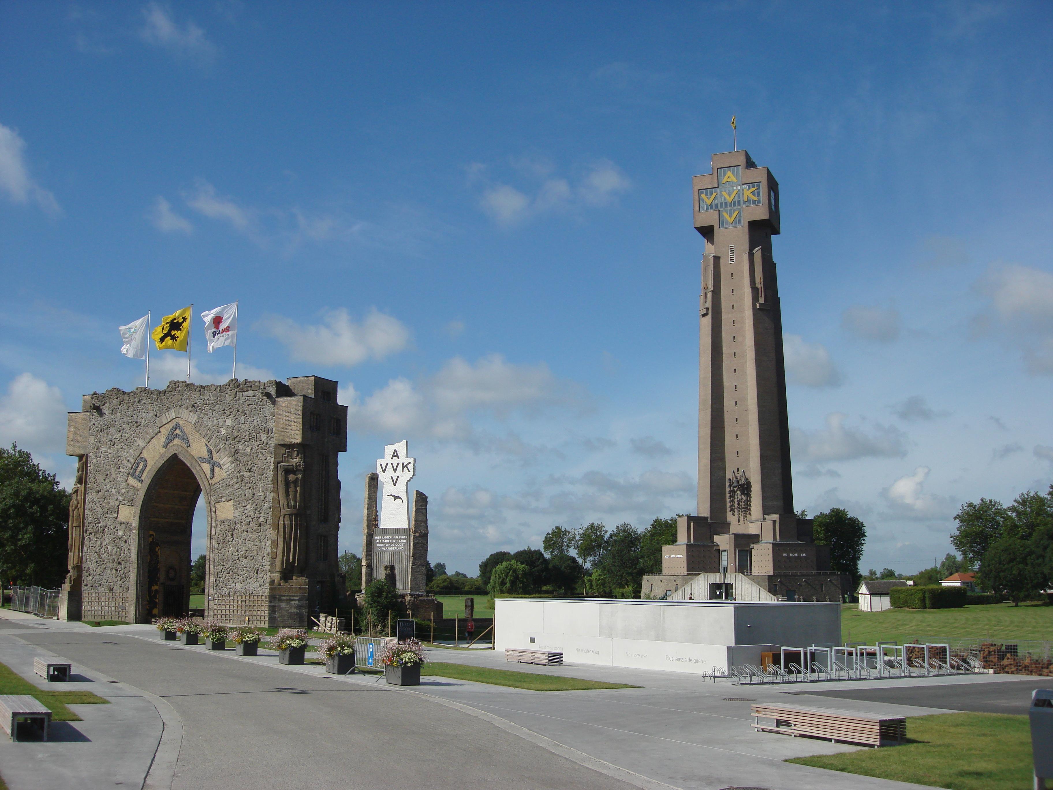 zicht op de pax poort, ijzertoren en site 